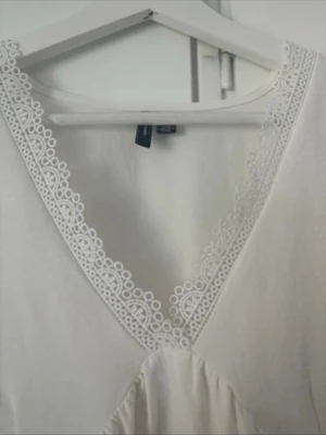 Blus veromoda - Jättefin vit blus med fina detaljer från veromoda. Den är sparsamt använd och i ett jättefint skick.