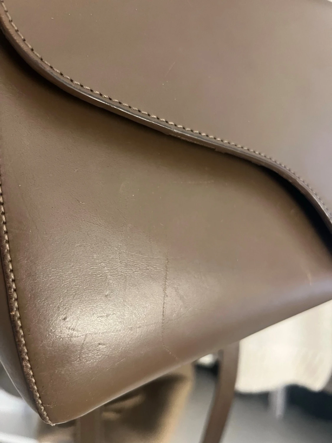 Brun handväska i skinn med snygg form - 1