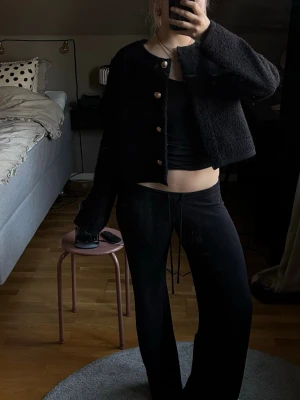 Svart kofta med guldknappar - Supersnygg svart, croppad kofta med lång ärm och snygga guldknappar
