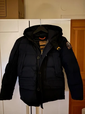 Parajumper jacka  - Säljer nu min parajumper jacka då den är för liten. Den är äkta som jag har bevis på. Pris går att diskutera vid snabb affär.