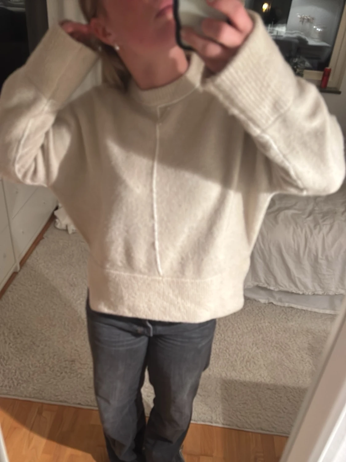 Beige stickad tröja med ribbade muddar