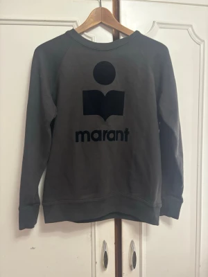 Isabel marant tröja - Isabel marant tröja köpt förra året på nk. Knappt använd. Orginalpris: 3150 kr Mitt pris: 1900 kr.
