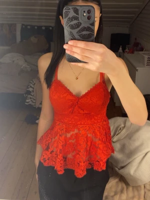 Röd spetstopp - Röd spetstopp i storlek XS som har kommit till användning en gång 💕skriv för fler bilder och gärna innan köp 😊