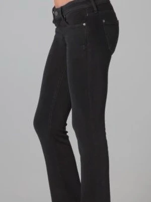 Svarta bootcut jeans  - Snygga svarta jeans med bootcut-snitt och klassisk femficksdesign. Jeansen har low/midwaist och är tillverkade i mjukt denim-material som sitter bekvämt. Perfekta för dig som gillar en stilren look med lite extra vidd nedtill.