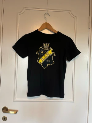 Svart AIK t-shirt  - Svart aik T-shirt i storlek 140. Hör av er vid frågor