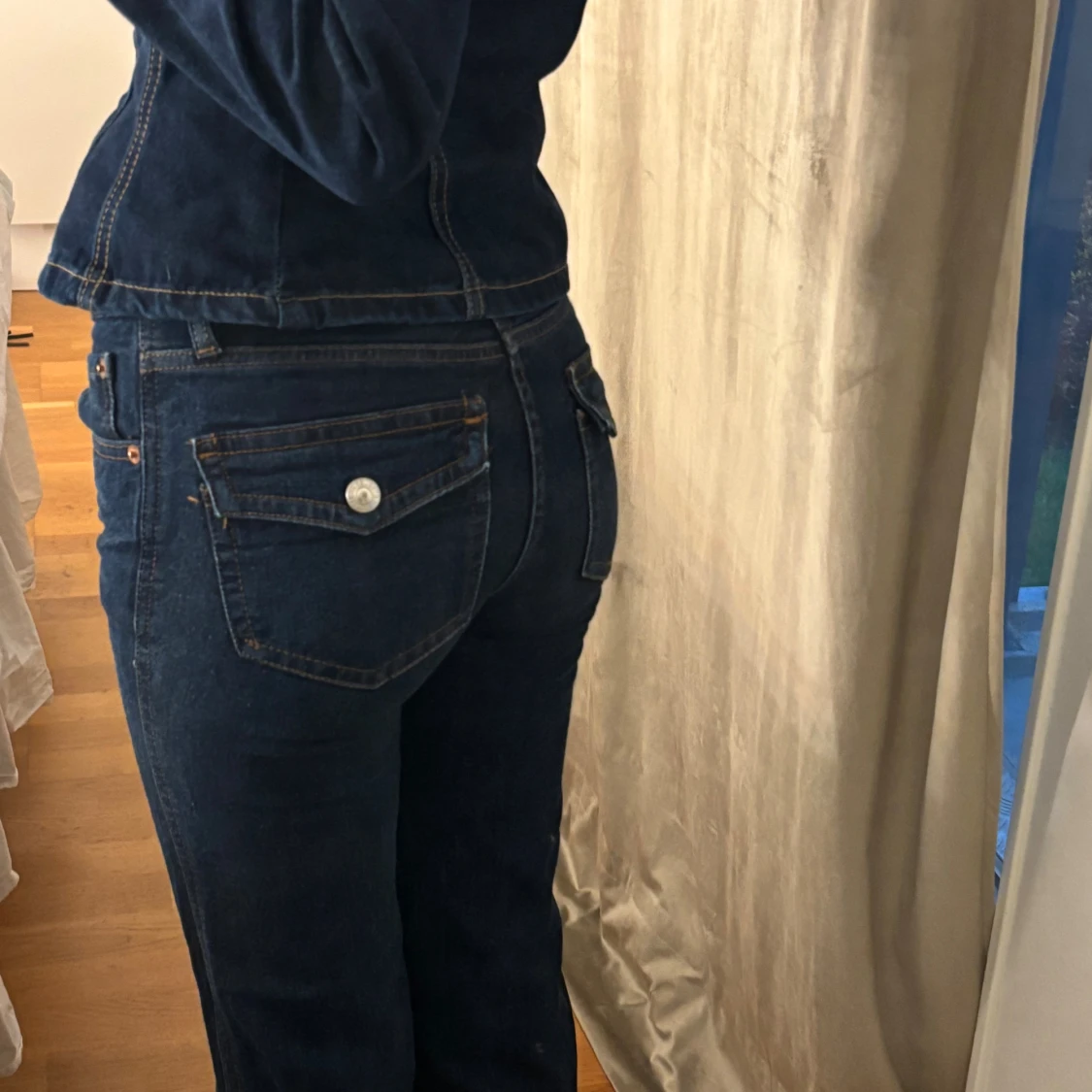 Mörkblå jeansjacka med knappar - 1