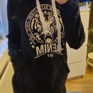 Hoodie - Säljer denna hoodie som är i mycket fint skick!