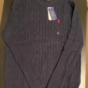 Kabelstickad Tröja Ny Med Tagg - Skriv vid frågor eller funderingar. Pris går diskutera vid snabb affär.