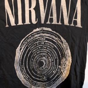 Nirvana t-shirt - Nirvana T-shirt storlek xs. Har små hål i kanten av urringningen, se bild, annars fint skick.