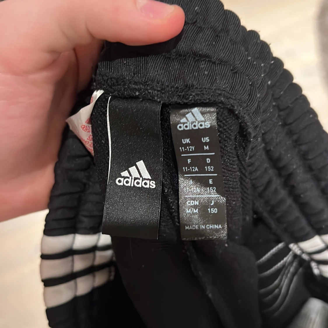 Svarta Adidas shorts med vita ränder - 2