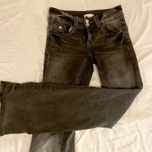Svarta low bootcut jeans - Skitsnygga low waist bootcut jeans från gina! Storlek 158 tall. Passar mig som är 167cm och brukar ha storlek 36.🥰