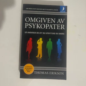 Omgiven av psykopater - Vill du lära dig att undvika att bli utnyttjad av andra? Den här boken ger dig konkreta tips för att skydda dig mot manipulation. Perfekt för dig som vill förstå människor bättre och stärka din självinsikt.