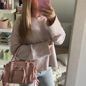 Jättefin rosa stickad - Super duper fin rosa stickad tröja! Perfekt nu till vintern. Super skön 😽. Tröjan är lite nopprig men de funkar att ta bort me noppermaskin🥰