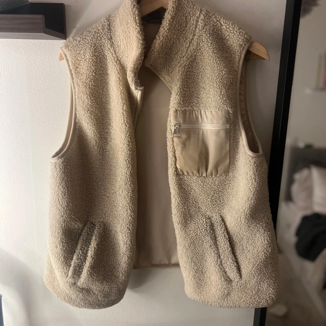 Beige fleeceväst med fickor
