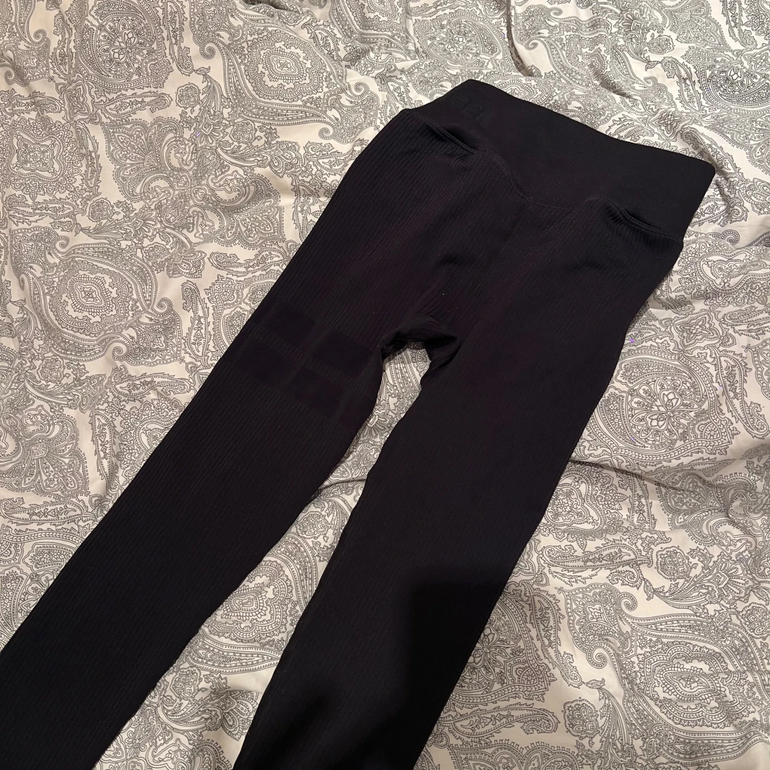 Svarta ribbade leggings från STRONGER - 1