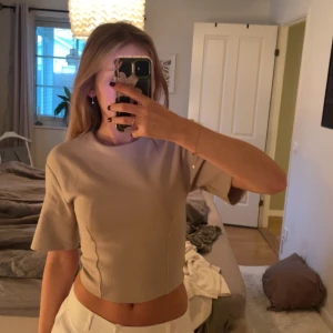 Topp Gina Tricot  - Beige topp från GinaTricot, köpt i somras men aldrig använd. Nyskick