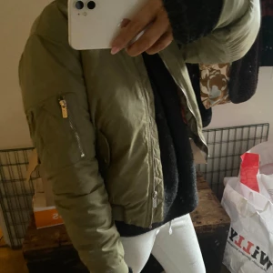 Grön jacka - Super söt grön bomber jacka med orange inuti, storlek xs💞💞