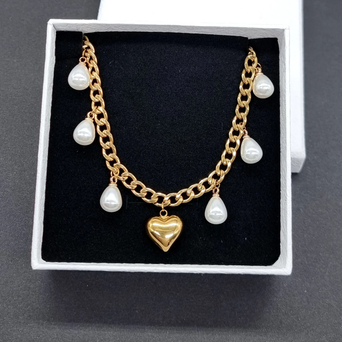 Guldhalsband med pärlor och hjärta - 1