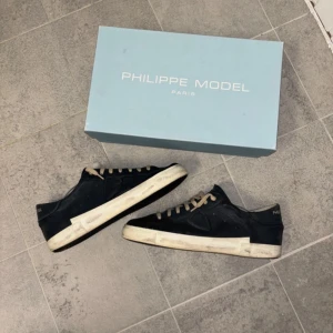 Philippe modell - Philippe Model sneakers – strl 43 Marinblå, snygga och bekväma sneakers i bra skick. Klassisk modell med fina detaljer.                   Mvh Theo⚡️⚡️⚡️