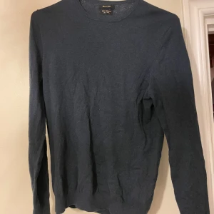 Mörkblå kashmirtröja Massimo Dutti - Superskön mörkblå tröja från Massimo Dutti i mjuk kashmir. Rund hals och långärmad, perfekt för dig som gillar stilrena och klassiska plagg. Snygg att matcha med jeans eller chinos för en chill look.