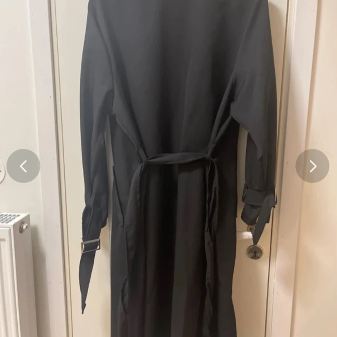 Svart trenchcoat med bälte - 2