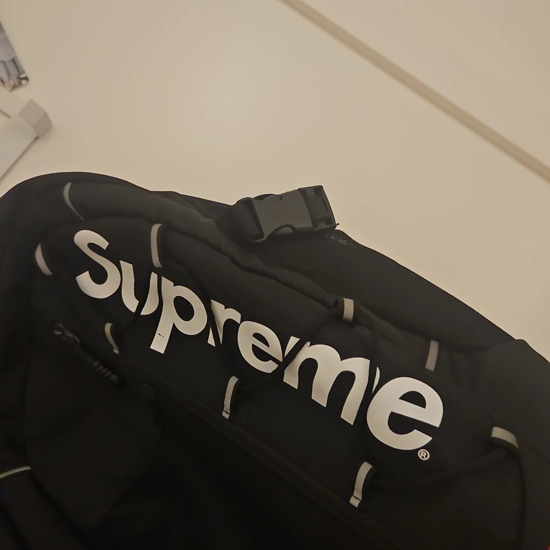 svart ryggsäck med logga - 3