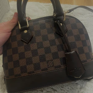 Väska - Lv väska, inget fel på den. Vid snabbköp kan jag tänka mig att gå ner lite