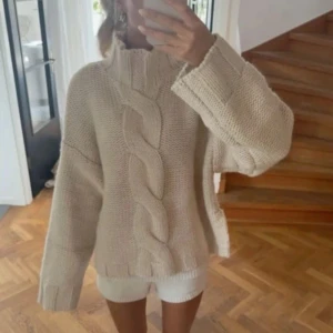 Zara stickad tröja med krage - Jätte snygg trendig stickad tröja med krage som inte säljs längre. skriv för fler frågor🩷