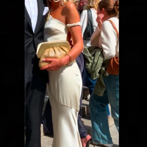 Krämvit balklänning - Säljer min fina balklänning från Cherie Attire. Nypris 3500 och säljer för 2800. Den har kemtvättats och är i krämvit/chamagnefärgad färg. Klänningen är  lång och jag är 1.73🩷