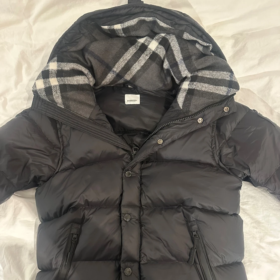 Svart Burberry pufferjacka (S)