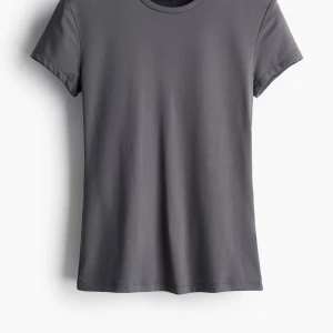 Mörkgrå basic t-shirt - En mörkgrå t-shirt med rund hals och korta ärmar, från H&M.