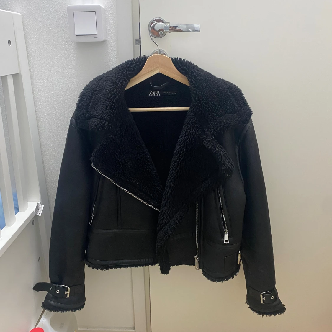 Svart teddyjacka från Zara XS