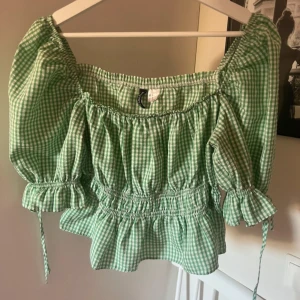 Grön rutig blus från Divided - Säljer en söt grön och vit rutig blus från Divided i storlek M. Passar S bra också💕🌸