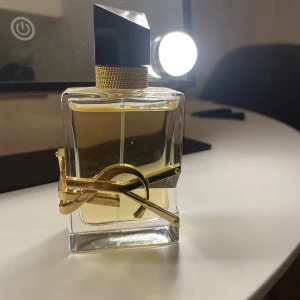 Trendig YSL parfymflaska - Snygg parfym från YSL med modern design och lyxiga detaljer. Säljer då jag aldrig använder den.