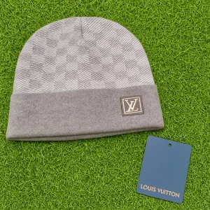 Grå mössa - Grå snygg mössa med logga