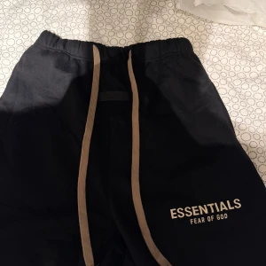 Svarta Essentials Fear of God mjukis - Helt nya!