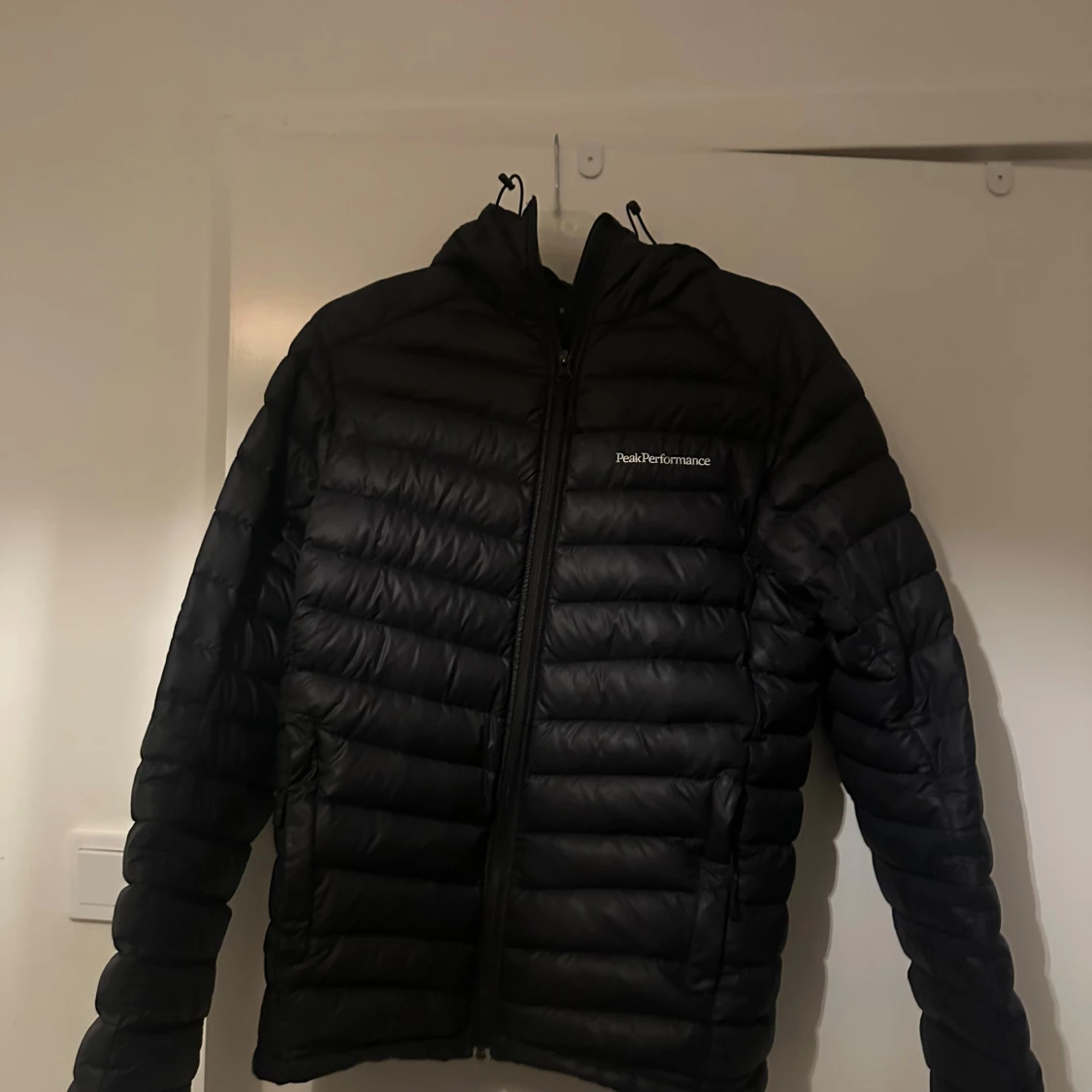 Svart dunjacka Peak Performance