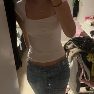 Ljusrosa tight topp med fyrkantig hals - Säljer en ljusrosa tight topp med fyrkantig halsringning och korta ärmar. Toppen är enkel och stilren, perfekt att matcha med jeans eller kjol. Materialet känns mjukt och stretchigt, vilket gör den bekväm att bära hela dagen.