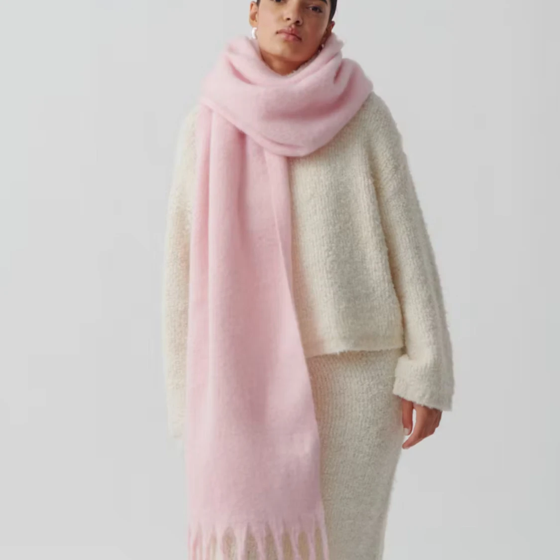 Ljusrosa fluffig halsduk Gina Tricot