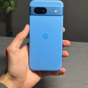 Google Pixel 8a - Google Pixel 8a i snygg blå färg. Telefonen är i mycket gott skick utan synliga repor eller skador. Modern design med dubbla bakre kameror och stor, ljusstark skärm. Perfekt för dig som vill ha en snabb och pålitlig Android-telefon. Hör av er om fler bilder eller förhandlingar vid köp. Inga skambud!!!