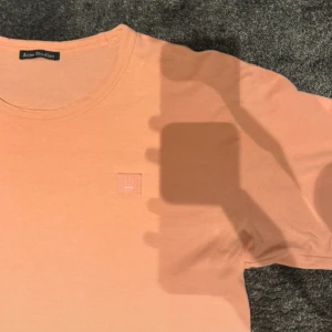 Long Sleeve Acne Studios - UNISEX Acne Studios Nash Face Long Sleeve T-shirt I ljusrosa/peach färg. (Lite mer rosa än den ser ut i bilderna) Passar S-M