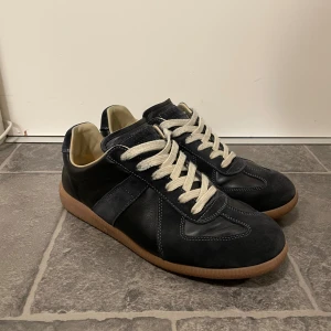 Maison Margiela Gats  - Säljer ett par Maison Margiela Gats som inte längre används! Dom är perfekta nu till vintern och gör din outfit stilren! Dom är använda men i bra skick! Pris går att diskutera! Hör av dig om du har frågor!