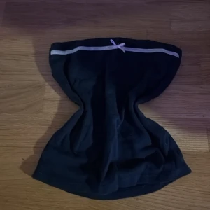 Svart tupp topp - Supersöt svart tube topp från Subdued i mjuk bomull. Toppen har en vit kant upptill med en liten rosett i mitten som ger en gullig touch. Passformen är normal och tyget är stretchigt och bekvämt. Perfekt för dig som gillar enkel och stilren design. Säljer på grund av att den är för cropped för min stil. Skriv för frågor och funderingar 🫶💕