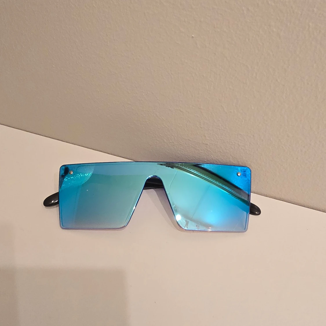 Blå spegelglas solglasögon