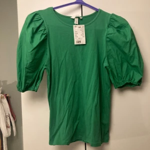 Topp - Grön topp med ballong ärmar från h&m i storlek S med lappen kvar 