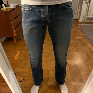 Blå Replay Waitom jeans  - Säljer dessa riktigt snygga jeans ifrån replay i topp skick⭐️ storleken är 34/34 och färgen är mörkblå🙌 bara att höra av sig vid minsta fråga eller fundering😊