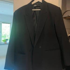 Zara kavaj  - Säljer denna sjukt snygga kavajen/blazern från Zara!!! 