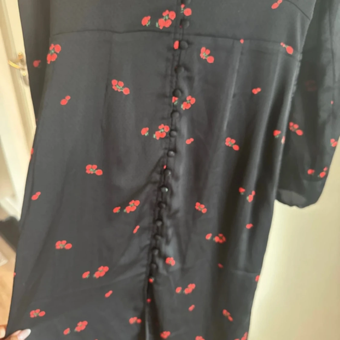 Svart långklänning med blommor från Adoore - 2