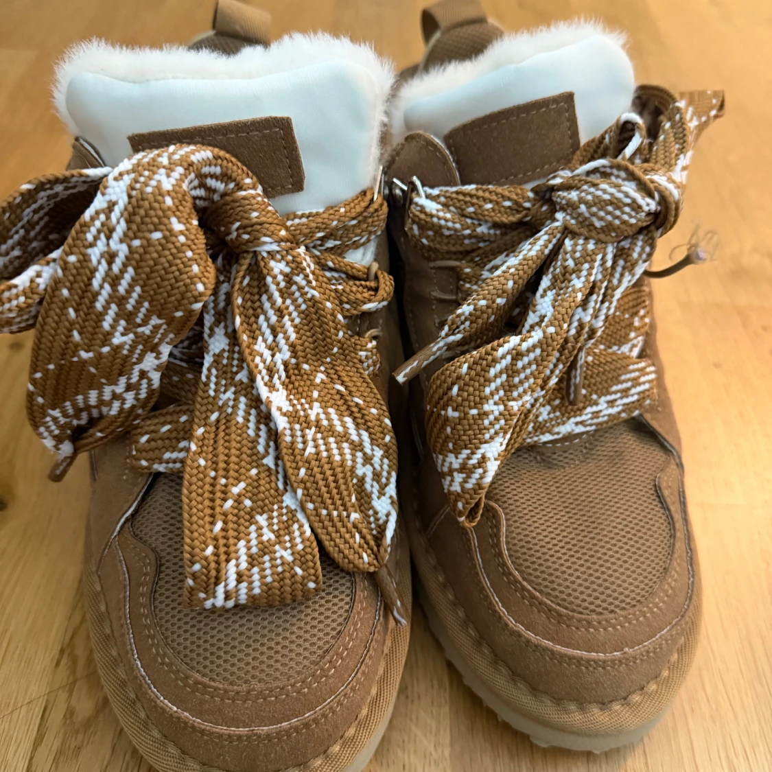 Bruna sneakers med fluffig plös