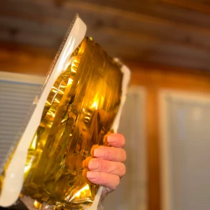 Girlang draperi  - Girlang draperi för dörrar eller väggar, cirka 1 m bred och 2 m lång. Piffa upp festen / högtiden till något oslagbart 🎄 🎉 förpackning med guldfärgad folie, troligen en dekorationsgardin eller backdrop. Produkten är ny i förpackning och visar inga tecken på slitage eller defekter. Perfekt för fest, kalas eller fotografering 